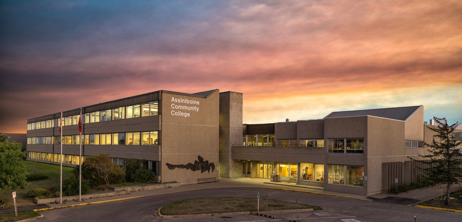 Photo de l’entrée du Collège communautaire Assiniboine au lever du soleil