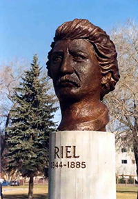 Buste en bronze du visage de Louis Riel. Le buste est sur un piédestal qui indique RIEL 1844-1885.